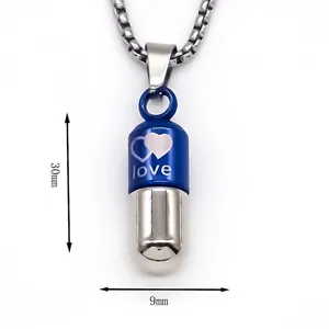 Collier avec pendentif capsule bleu et argenté avec texte love sur fond blanc pur