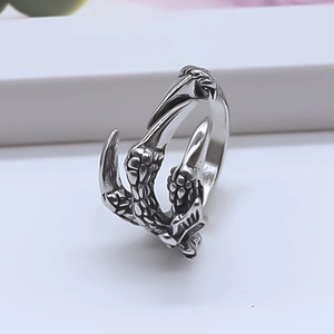 Vue détaillée de dessus d'une bague griffe de dragon vintage avec texture d'écailles argentées