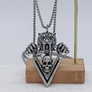 Collana con ciondolo triangolare a forma di tigre e teschio in acciaio inox per uomo