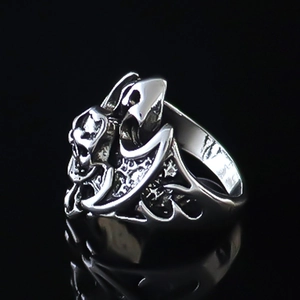 Bague tête de mort gothique avec ailes de chauve-souris en argent vieilli sur fond noir