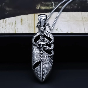 Vintage Alloy Feather Skull Pendant Necklace Gothic Punk Style Distressed Silver Color Retro Jewelry For Men Women Unisex