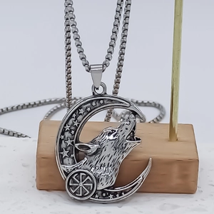 Collana retrò in acciaio inossidabile con ciondolo lupo che ulula alla luna su legno
