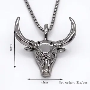 Collier avec pendentif tête de taureau en alliage noir avec chaîne de perles carrées