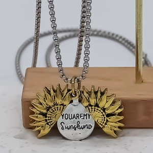 Pendentif tournesol doré avec gravure You Are My Sunshine sur plaque ronde argentée