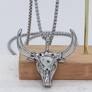 Collier avec pendentif tête de taureau argentée pour homme avec chaîne à mailles carrées