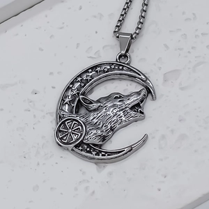 Collana lupo e luna vintage in acciaio inossidabile con ciondolo a ruota solare slava