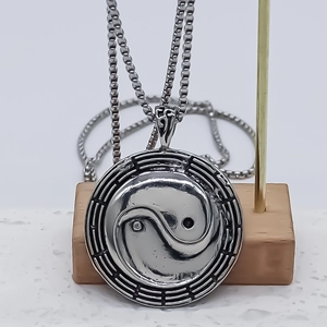 Collier avec pendentif Yin Yang Tai Chi en argent vieilli avec chaîne maille box