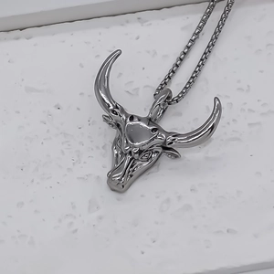 Collier avec pendentif tête de taureau en alliage argenté et chaîne à maille carrée