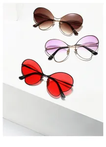 Gros plan de lunettes papillon en métal avec verres dégradés marron violet et rouge