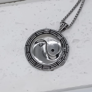 Collier pendentif chinois Yin Yang Tai Chi en acier inoxydable avec gravure évidée Ba Gua