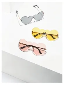 Gros plan de lunettes de soleil cœur sans monture Y2K en gris, jaune et rose