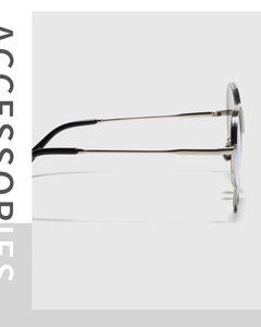 Vue latérale de lunettes de soleil rétro en métal argenté avec verres bleu clair