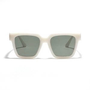 Weiße quadratische Sonnenbrille mit grauen Gläsern im minimalistischen Streetwear-Stil