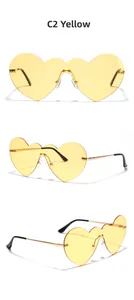 Détails macro des lunettes de soleil cœur jaunes avec branches en métal doré chic