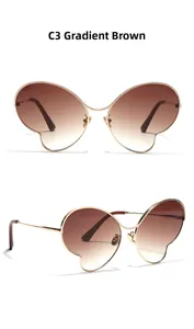 Détail de lunettes papillon avec verres dégradés thé et monture métallique dorée