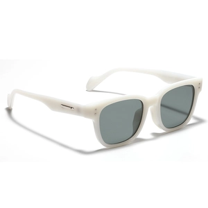 Lunettes de soleil carrées blanches à verres vert foncé et accents métalliques sur les branches