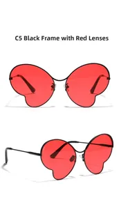 Détail de lunettes papillon avec monture en métal noir et verres rouges translucides