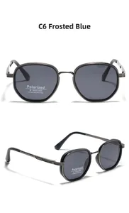 Gros plan sur les lunettes de soleil polarisées TR90 bleu mat avec protection UV400 et métal