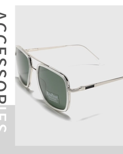 Détail de lunettes de soleil polarisées carrées avec monture en argent et stickers UV400