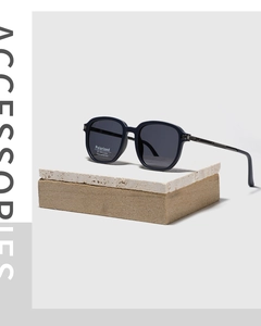 Détail de lunettes de soleil polarisées bleu foncé carrées avec branches en métal texturé