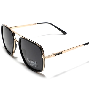 Lunettes de soleil carrées polarisées avec monture dorée et protection UV400