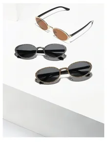 Nahaufnahme der Retro-Oval-Sonnenbrille mit Metallrahmen und Strass-Akzenten