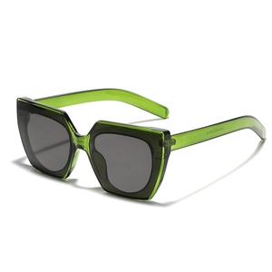 Occhiali da sole cat-eye verde smeraldo traslucidi con lenti grigio scuro in stile Y2K
