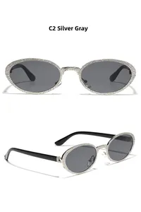 Detailansicht der ovalen Retro-Sonnenbrille mit silberner Hammerschlag-Textur