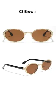 Detailansicht der ovalen Retro-Sonnenbrille mit gehämmertem Goldrahmen und braunen Gläsern