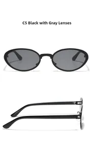 Detailansicht der ovalen Retro-Sonnenbrille in Schwarz mit gehämmerter Metallstruktur