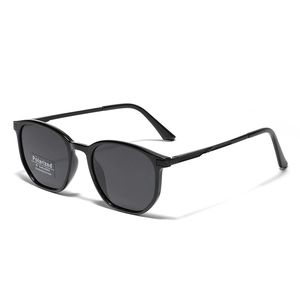 Classic round polarized TR90 sunglasses in all-black with full UV400 protection