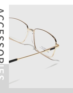 Détail d'une monture de lunettes carrée dorée en acier inoxydable avec branches texturées