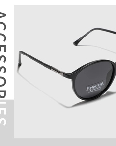 Détail de la monture noire mate avec accents métalliques argentés et verres polarisés gris