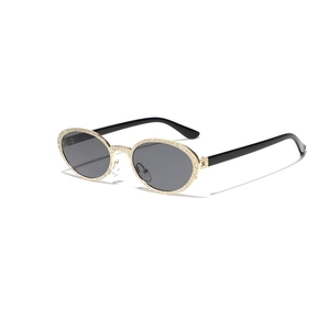 Vintage-Sonnenbrille mit ovalem Goldrahmen und schwarzen Bügeln in der 45-Grad-Ansicht