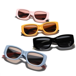 Occhiali da Sole Quadrati Stile Futuro Y2K per Uomo Donna UV400 Retro Macaron Color Block Montura Rettangolare Moda