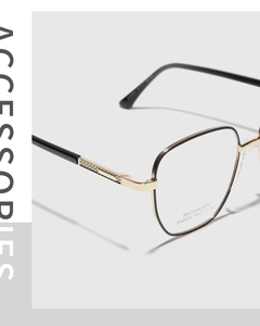 Dettaglio della montatura per occhiali in acciaio inox nero e oro con cerniere texture