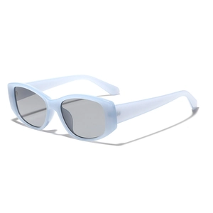 Lunettes de soleil œil de chat carrées bleu glace avec verres gris vue de côté à 45 degrés