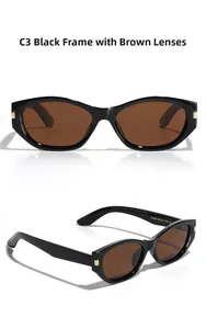 Detailansicht der schwarzen Cat-Eye-Sonnenbrille mit Spezifikationen am Brillenbügel