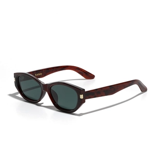 Retro-Cat-Eye-Sonnenbrille in Schildpatt-Optik mit grünen Gläsern und Gold-Metall-Scharnier