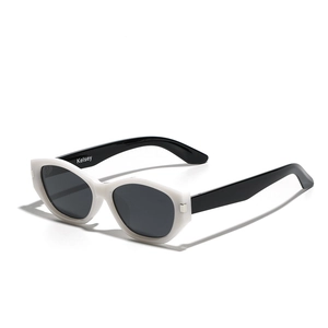 Retro Katzenaugen-Sonnenbrille mit weißem Rahmen, schwarzen Bügeln und Gläsern