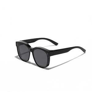 Lunettes de soleil polarisées carrées en TR90 noir avec verres HD et rivets métal
