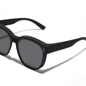 Lunettes de soleil polarisées carrées TR90 noir mat avec rivets argentés classiques