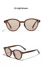 Détail de lunettes de soleil rondes TR90 rétro avec verres thé clair et rivets argentés
