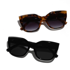 Lunettes de Soleil Œil de Chat à la Mode pour Femmes Monture PC Oversize Verres Acryliques Protection UV400 Lunettes Rétro avec Décoration en Métal