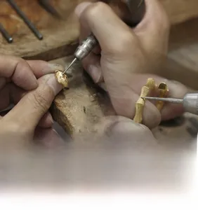 Macro della trama spazzolata artigianale su un anello foglia in argento S925 in lavorazione
