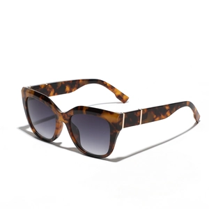 Lunettes de soleil œil-de-chat écaille avec verres dégradés et détails dorés