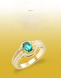 Vue macro de la bague émeraude en argent S925 avec texture brossée main et diamants