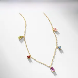 Dettaglio della collana dorata con pietre preziose colorate in varie forme geometriche