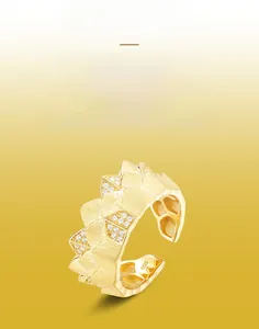 Nahaufnahme von S925 Sterling Silber Kronenring mit gebürsteter Goldtextur und Kristallen