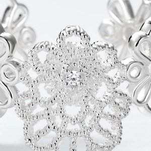 Elegant S925 sterling silver lace ring with sparkling round zircon in a floral design
